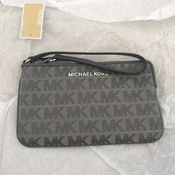 Michael Kors Handbags - NWT Michael Kors wristlet